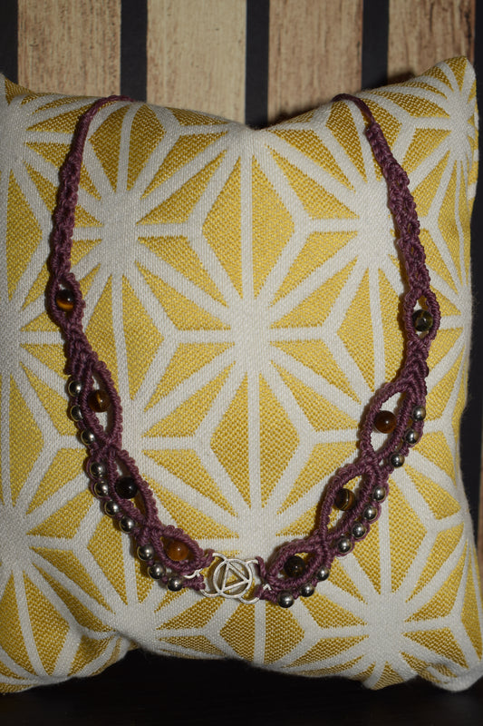 collier en macramé avec perle en oeil de tigre