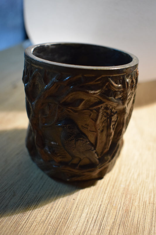 pot décoratif relief d'un corbeau dans une forêt en céramique
